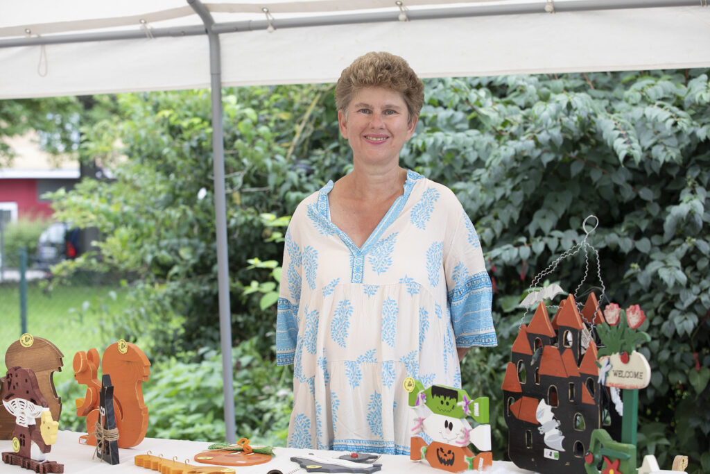 Eine Bewohnerin lächelt freundlich in die Kamera