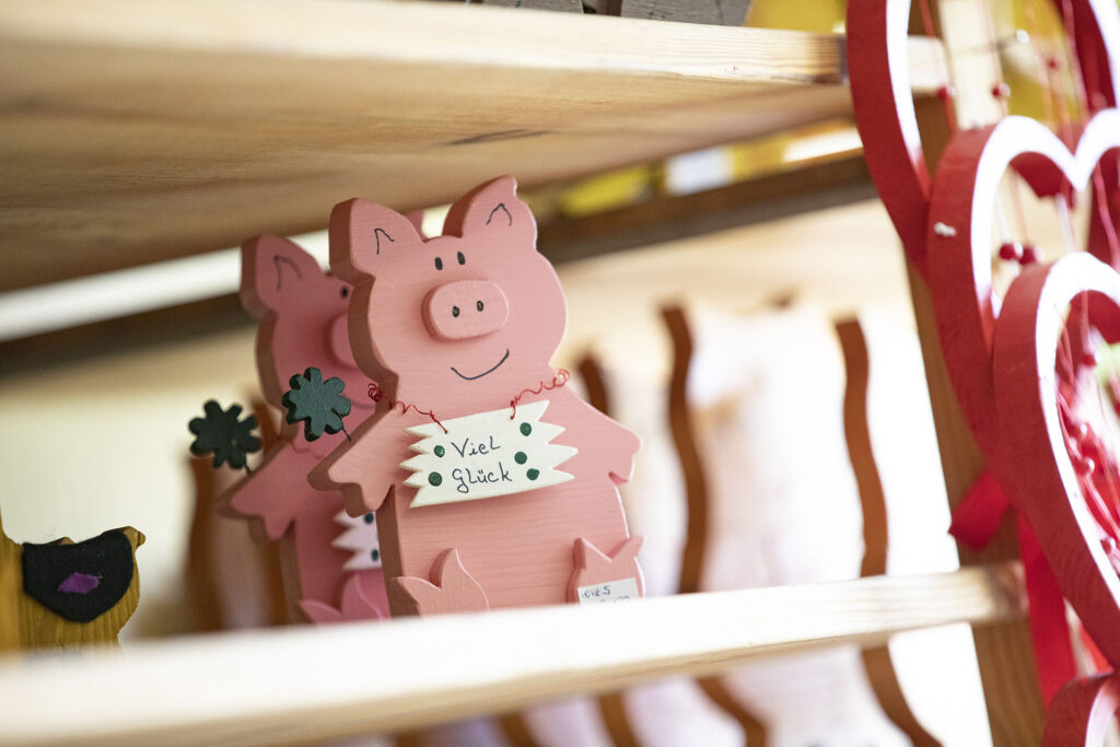 Das Bild zeigt ein kleines Glücksschwein aus Holz, das in der Ergotherapie angefertigt wurde.