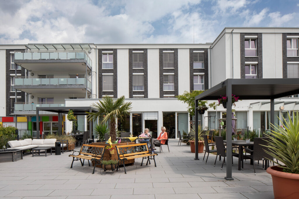 Viele Sitzgelegenheiten laden auf der großen Sonnen-Terrasse zum Verweilen ein. Ein Pavillon bietet Sonnenschutz.