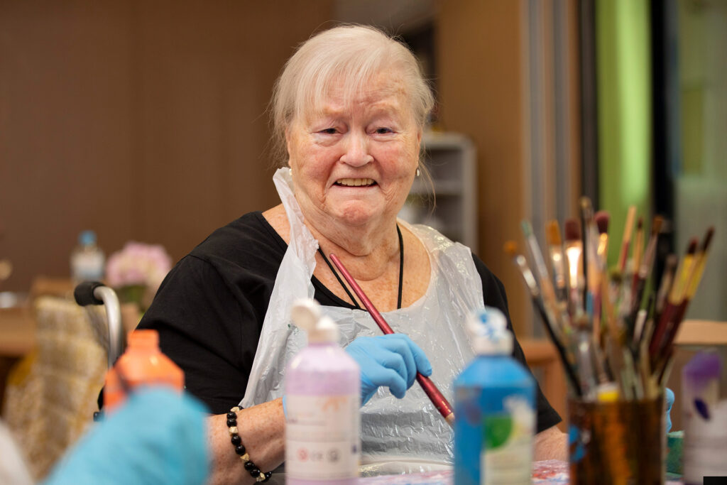 Bewohnerin malt in der Kreativgruppe