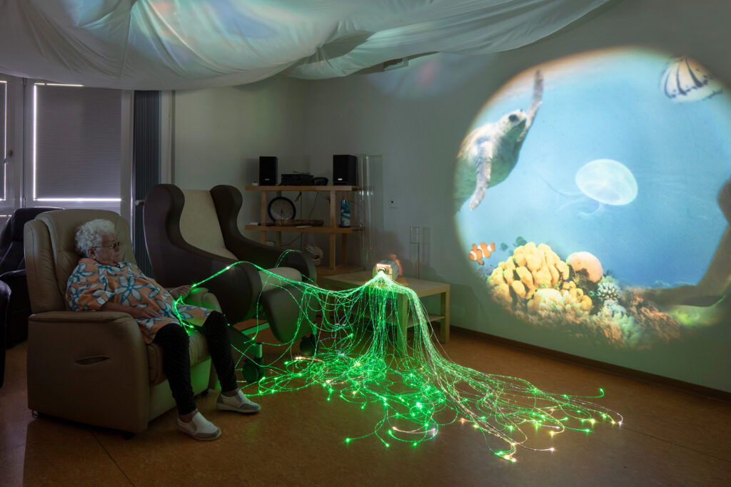 Der Snoezelraum wirkt mit unterschiedlichen Lichtelementen entspannend und beruhigend.