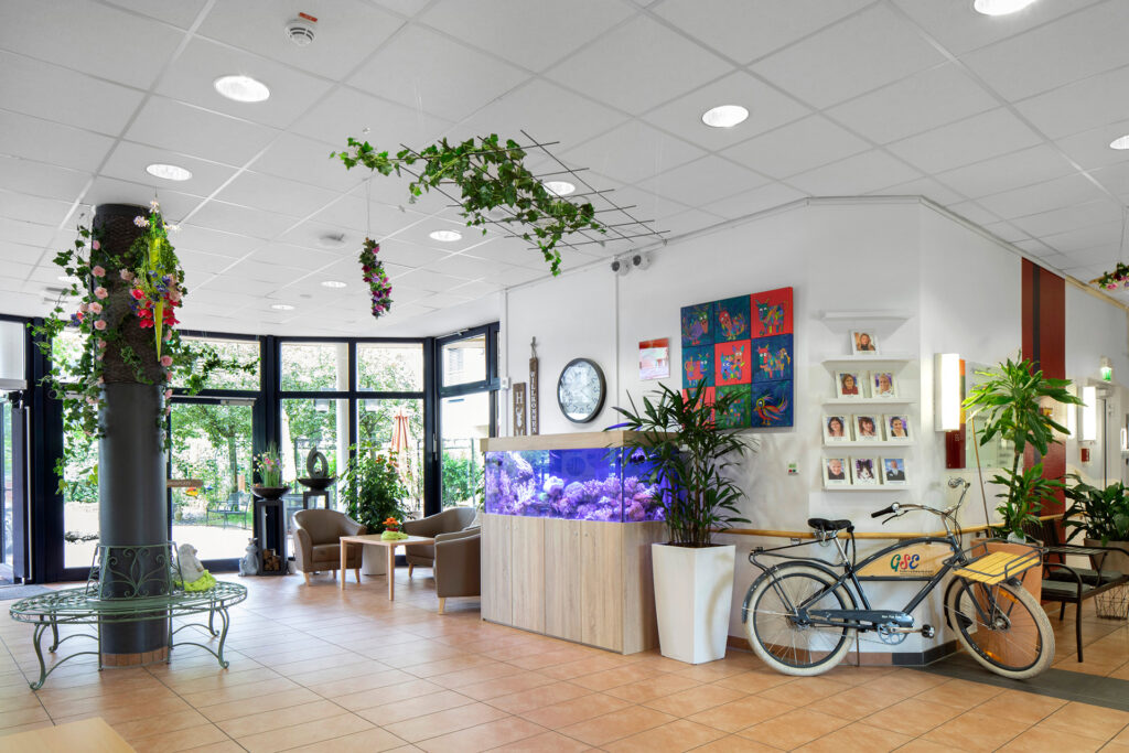 Im Eingangsbereich des Gerhard Kersting-Hauses befinden sich neben gemütlichen Sitzgruppen auch ein großes Aquarium sowie Fotos vom Personal.