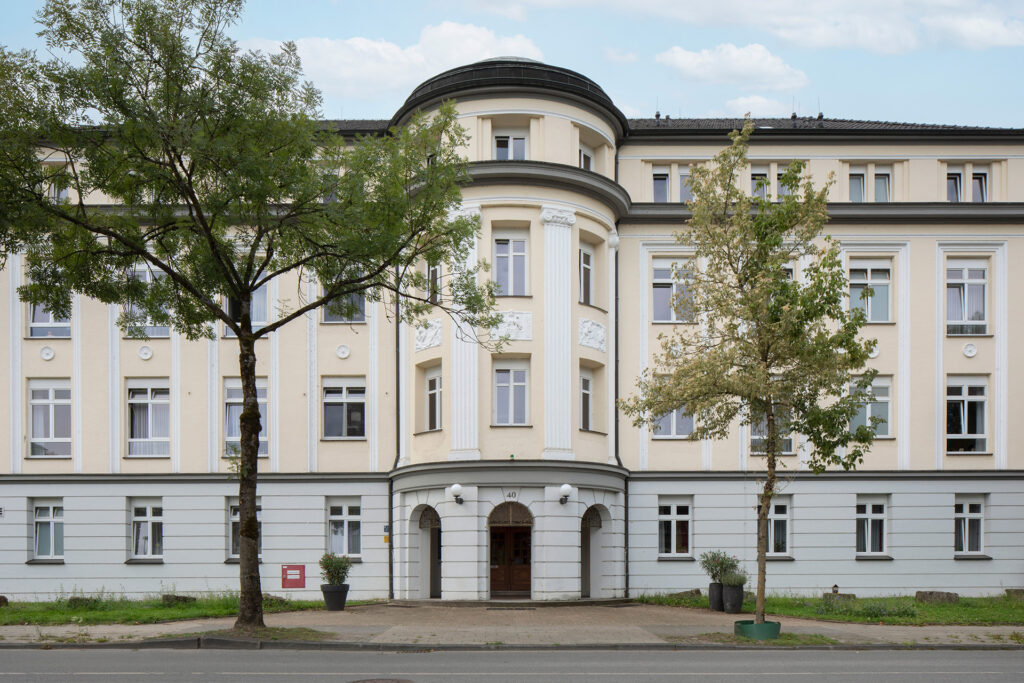 Die historische Vorderseite des Franz-Hennes-Heims von der Straße Deilbachtal aus gesehen.