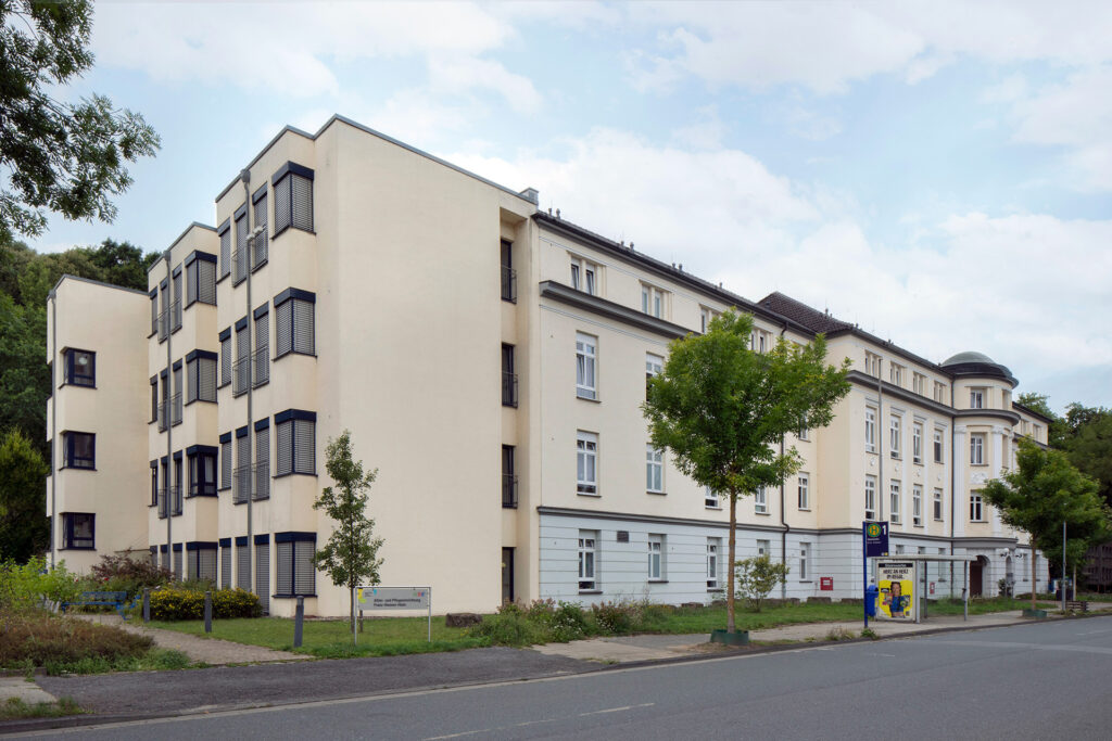 Blick auf das Franz-Hennes-Heim von der Straße aus: Links neben dem historischen Teil des Hauses ist der moderne Anbau zu sehen.