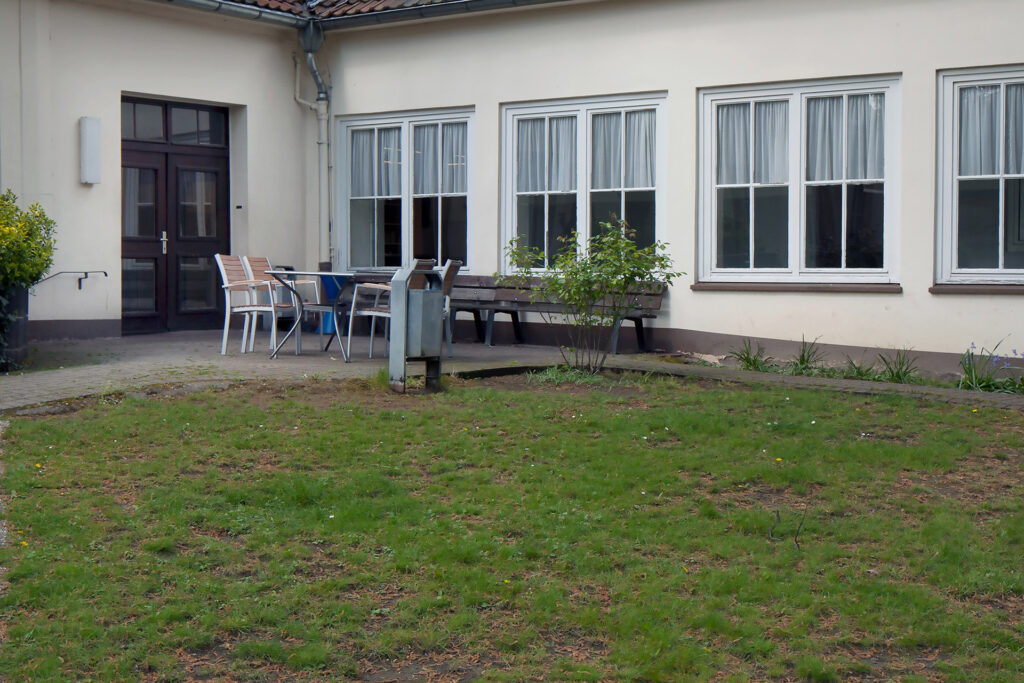 Eine Sitzgruppe im Außenbereich des Männerheims.