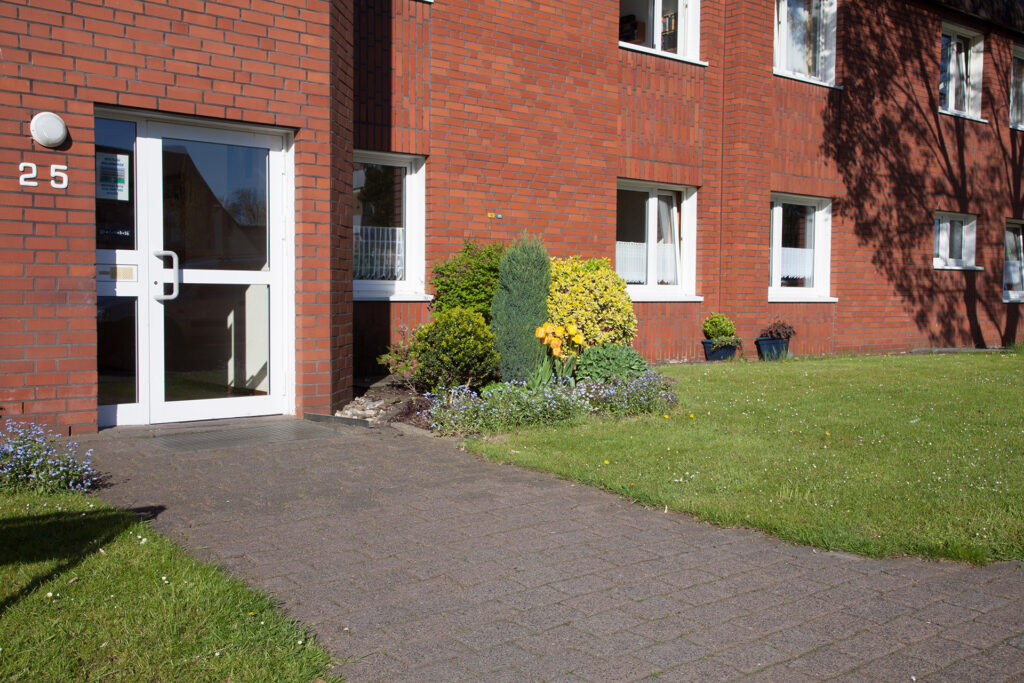 Der Weg zum Eingang des Wohnheim Esternhovede.