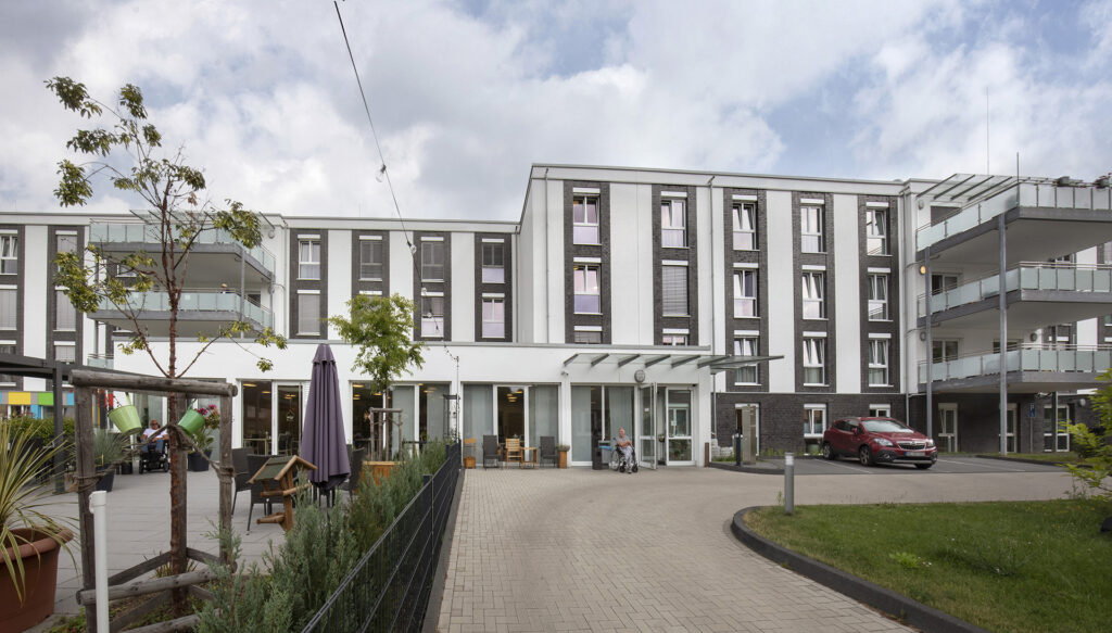 Blick auf das Pflegezentrum am Hangetal vom Parkplatz aus.