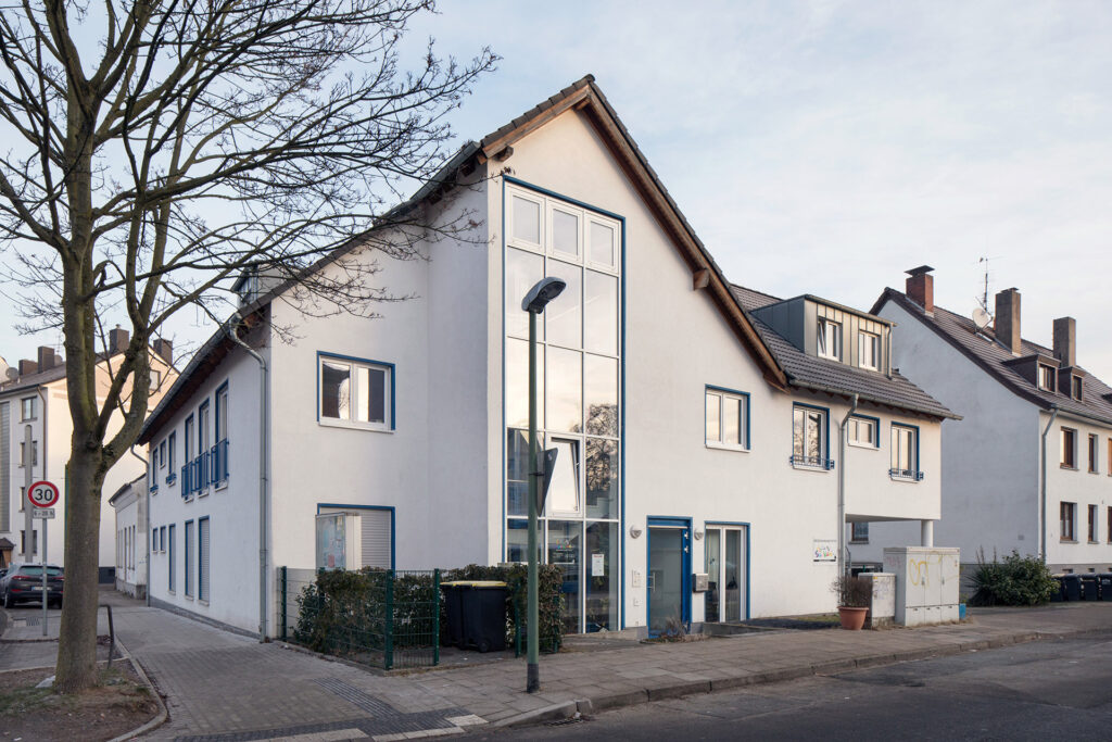 Eine Hausansicht von einer Wohngruppe, in der Bewohner betreut werden können.