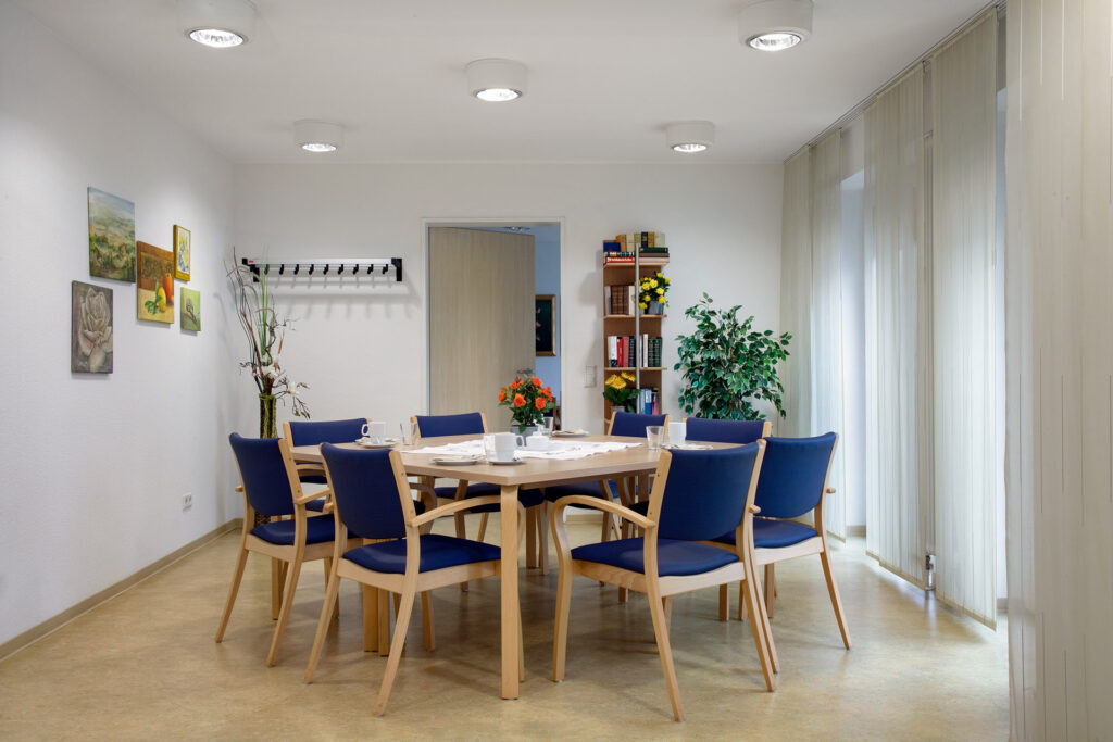 Im geräumigen Aufenthaltsraum können die Nachbarn zum Austausch zusammen kommen, zum Beispiel um gemeinsam zu frühstücken.