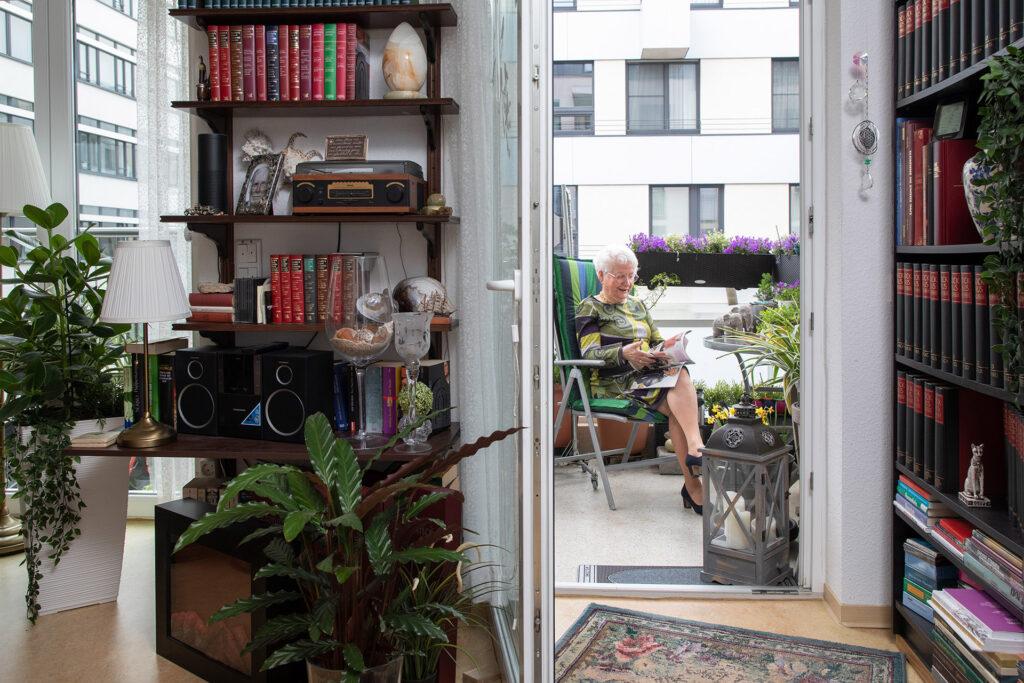 Die Wohnungen bieten vielfälitige Einrichtungsmöglichkeiten: Hier ist ein Bücherregal zu sehen und der Zugang zum Balkon.