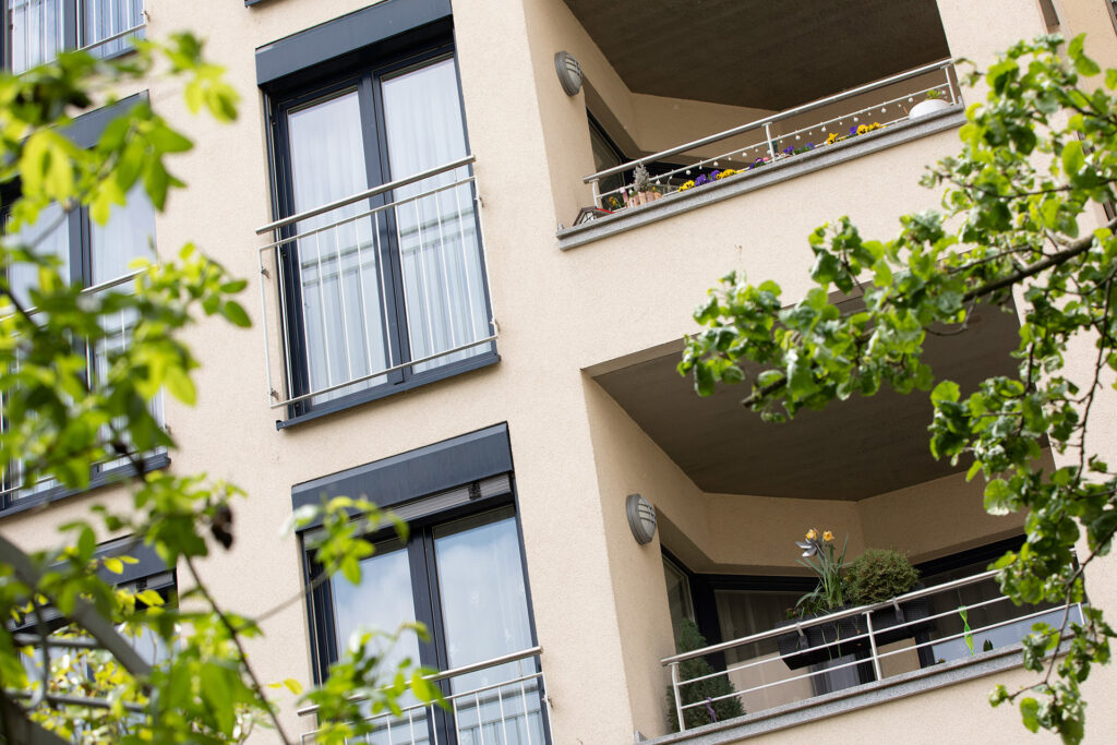 Blick auf die bodentiefen Fenster und Balkone des Peter Reise-Haus.