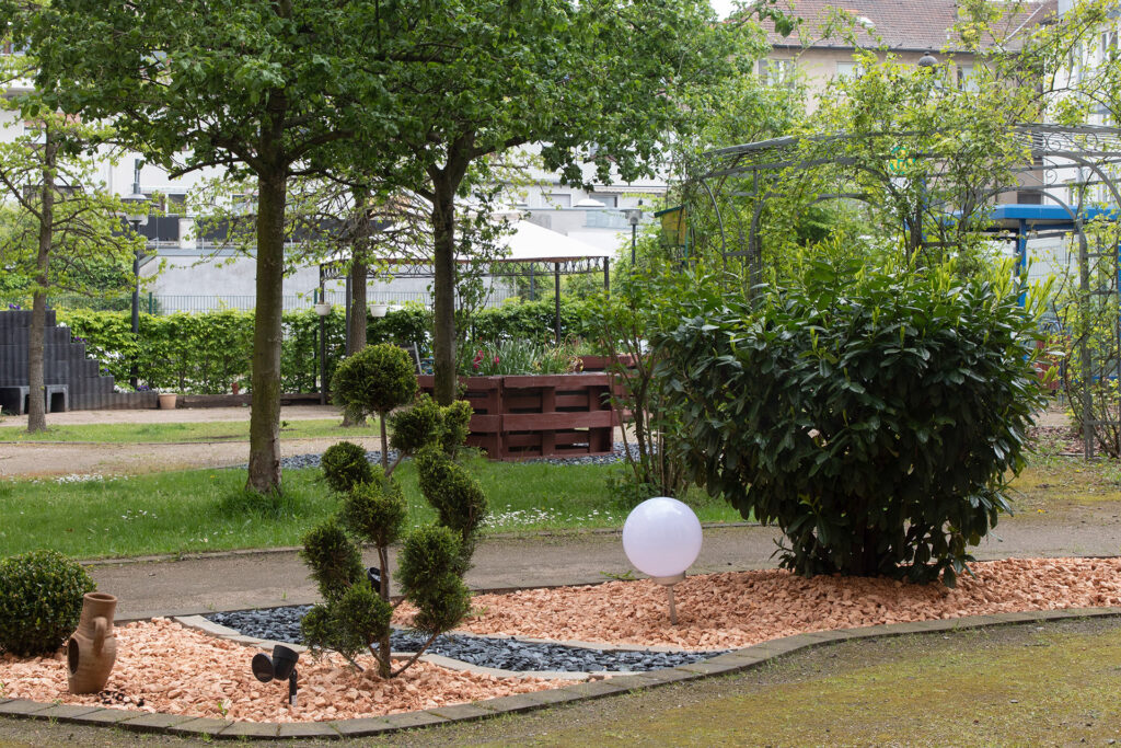 Blick in den Gartenbereich, der im ruhigen Innenhof liegt und in den Außenbereich des benachbarten Gerhard Kersting-Hauses übergeht.