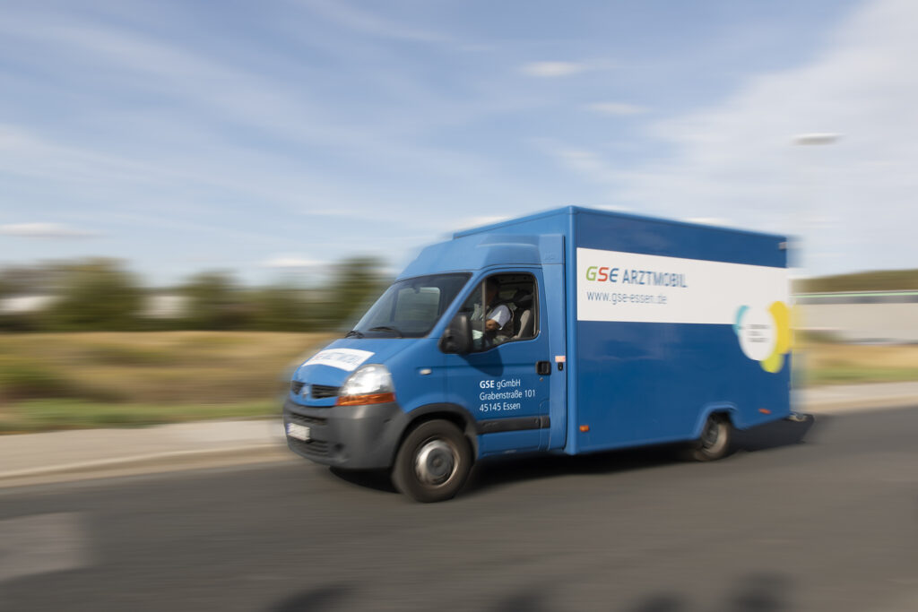 Das GSE-Arztmobil ist blau mit einem weißen Streifen an der Seite.