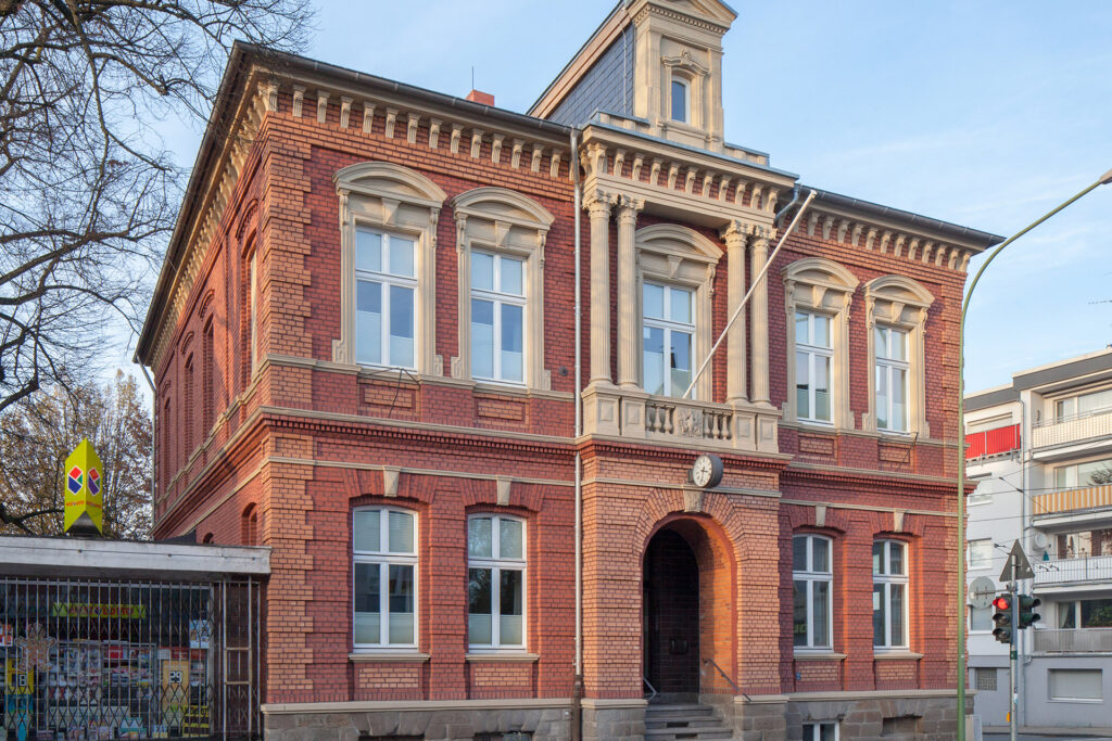 Blick auf die Tagespflege Rathaus Rellinghausen von der Frankenstraße aus. Das historische, denkmalgeschützte Haus ist ein markantes Wahrzeichen im Essener Stadtteil Rellinghausen.