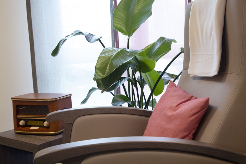 Einer der bequemen Ruhesessel im Ruheraum. Im Hintergrund ist ein nostalgisches Radio zu sehen.