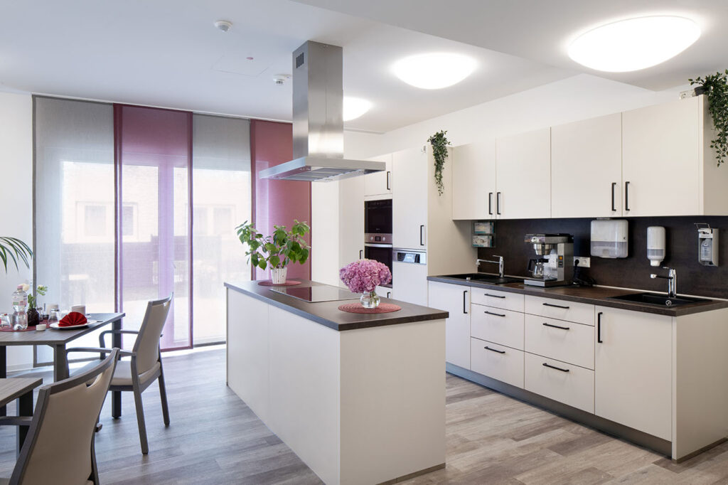 Ein großer, moderner Küchenbereich sorgt für ein kommunikatives Umfeld und die Möglichkeit, gemeinsam zu kochen und zu backen.